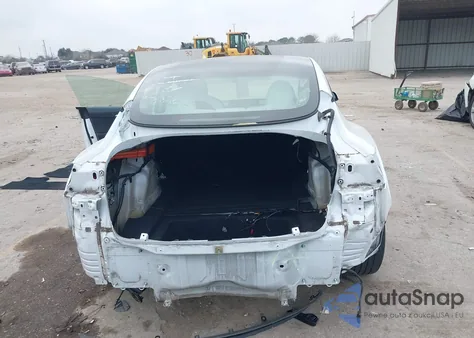2021 Tesla Model 3 Standard Range Plus Rear-Wheel Drive z USA, uszkodzony, nr VIN 5YJ3E1EA3MF048329